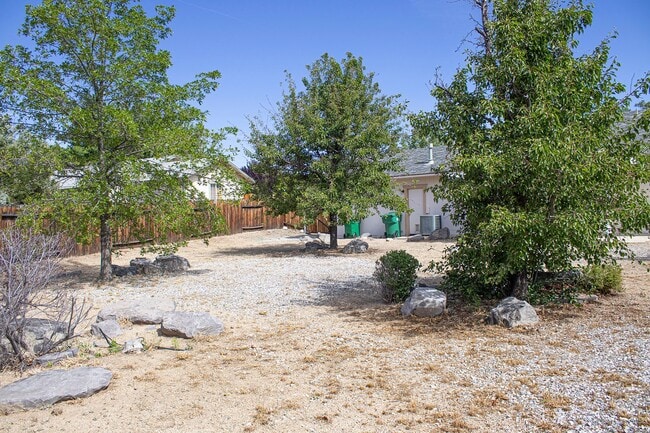 Building Photo - 3 Bed, 2 Bath, Huge Fenced Back Yard, 2-Car Garage in Wingfield Springs