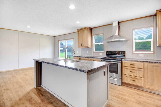 Building Photo - SPACIOUS 4 BR | 3 BA HOME W/ PLENTY OF PRI...