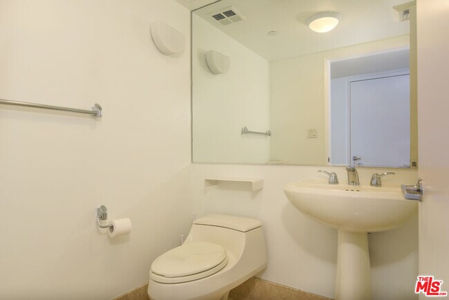 Building Photo - 13600 Marina Pointe Dr