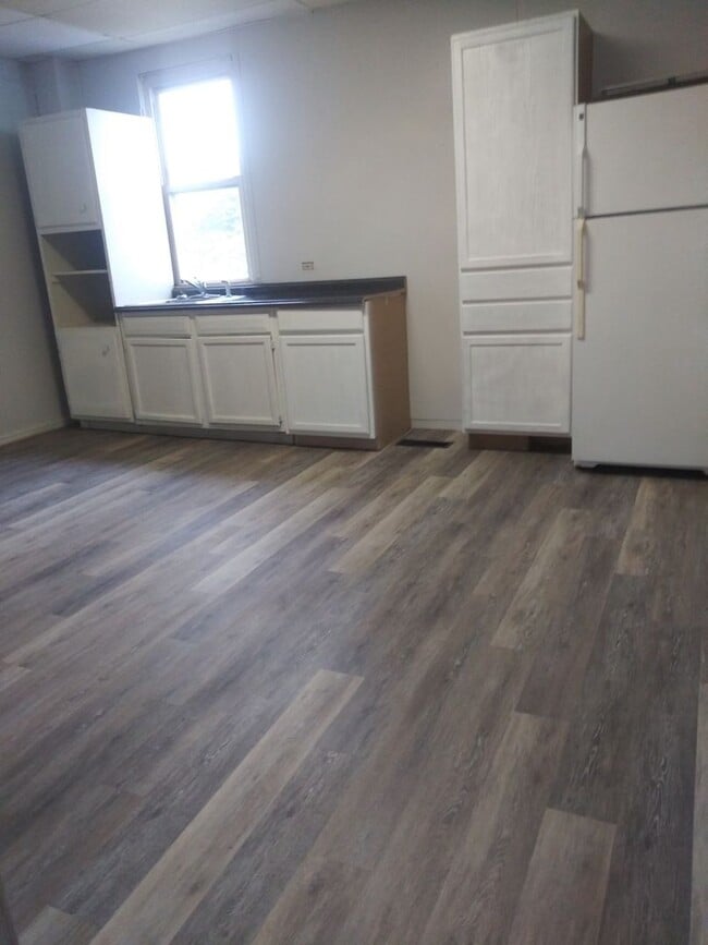 Building Photo - 3 Bedroom 1 Bath