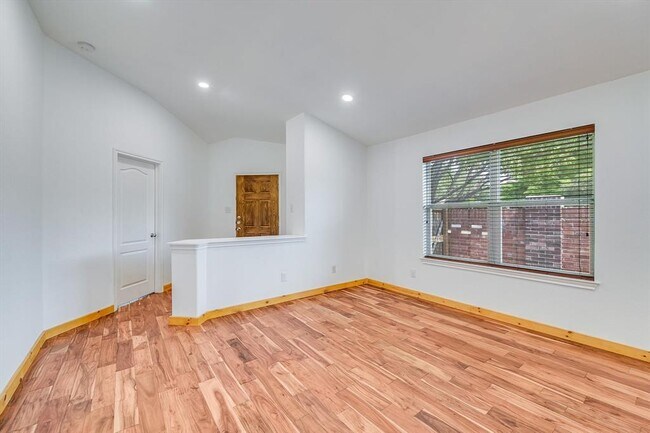 Building Photo - 702 Bent Wood Pl