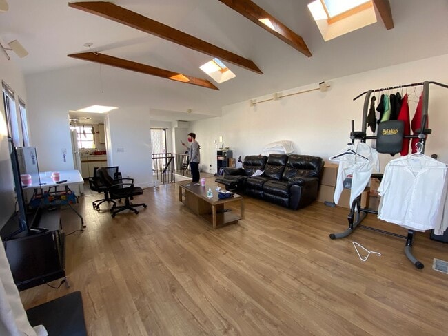 Building Photo - 2 bed/1 bath in Allston