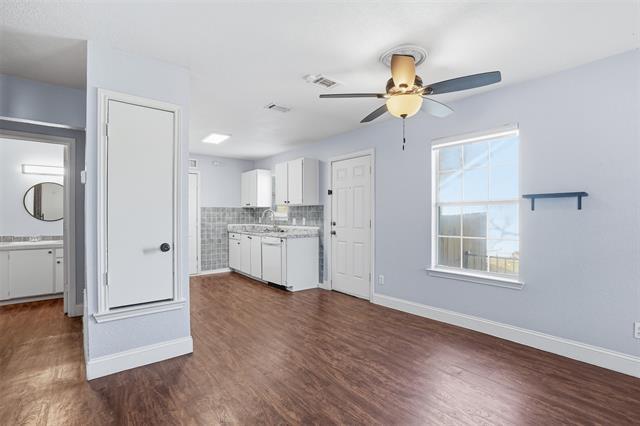 Building Photo - 209 E Lone Star St