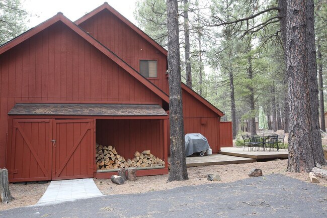 Building Photo - 8 Leisure Ln