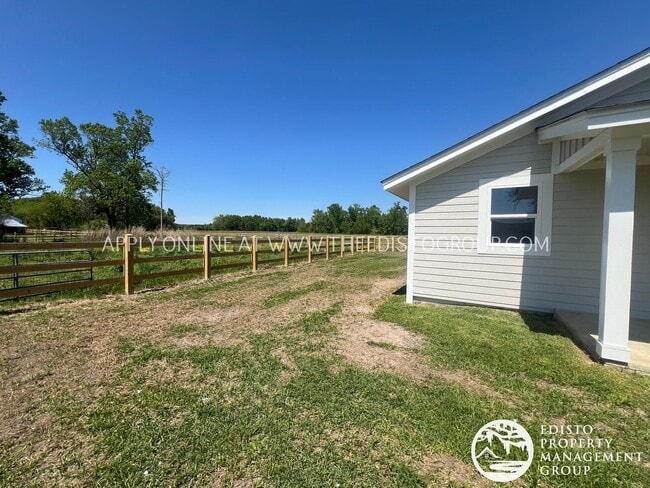 Building Photo - Charming Country Home in Bowman, SC