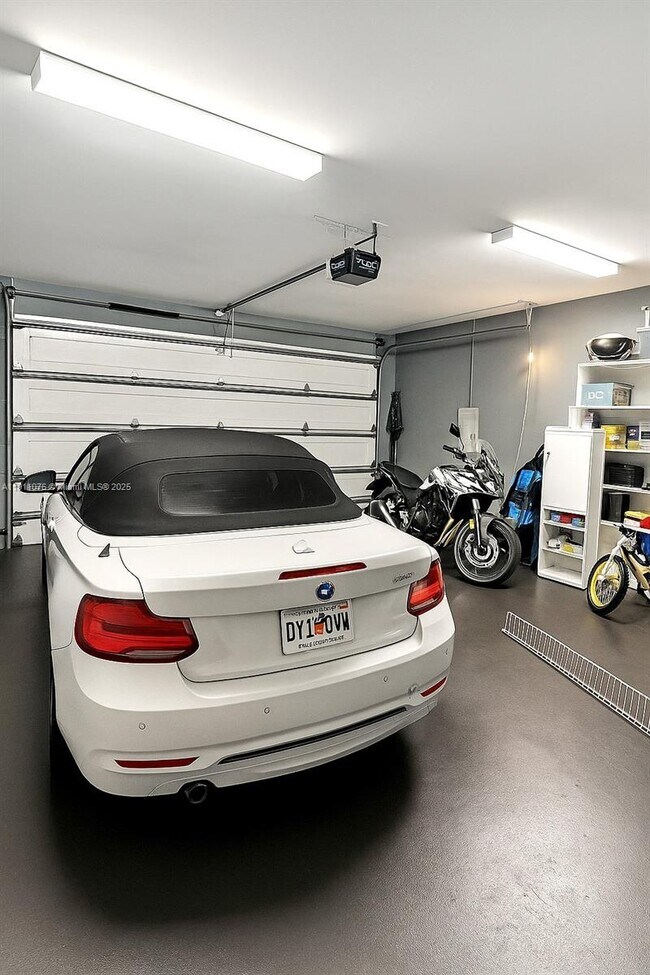 Building Photo - 6846 NW 103rd Ave