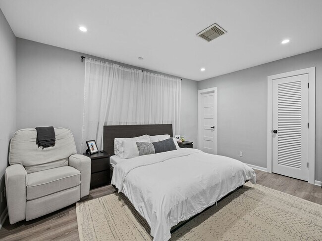 Building Photo - Coastal Elegance Awaits! Stunning 5-Bedroom Home in Prime Fort Lauderdale Location