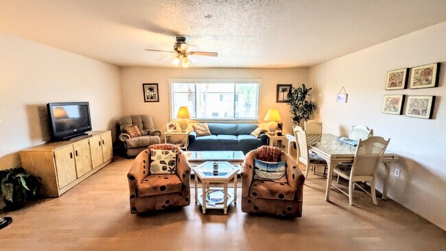 Building Photo - Annual UNFURNISHED 2/1 condo Island life