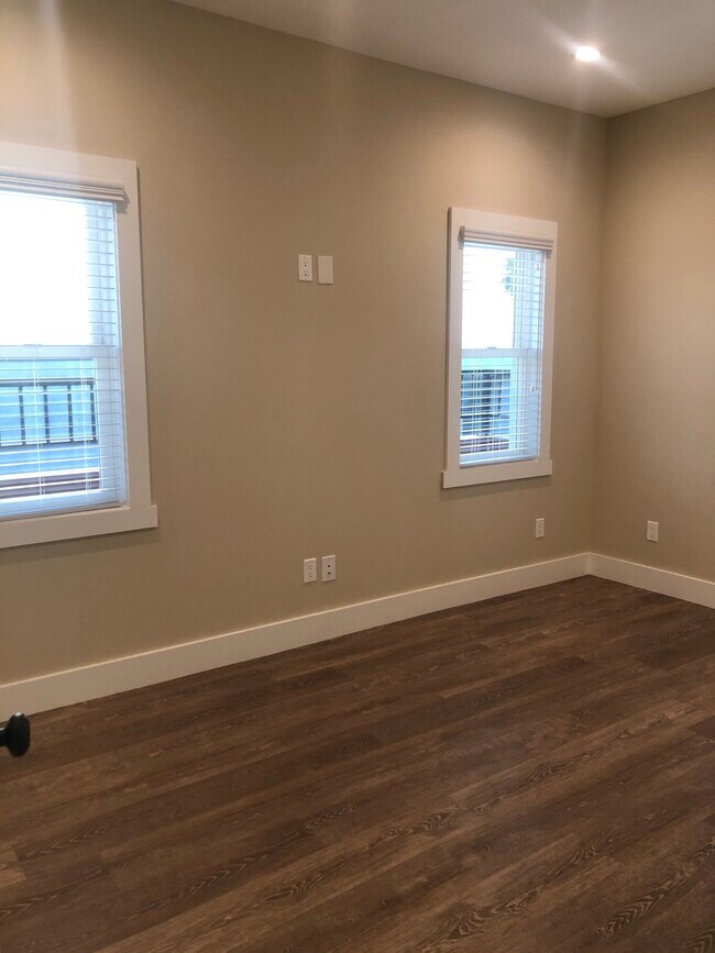 Building Photo - 2806 Ocean Dr