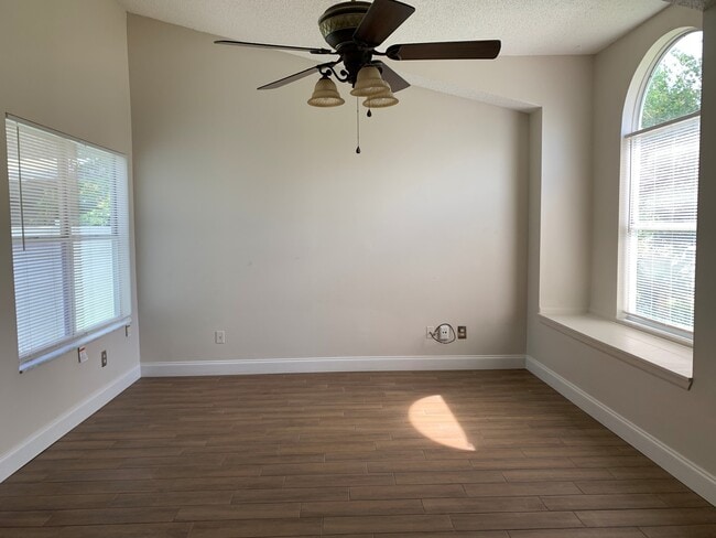 Building Photo - 3 Bedroom Remodeled Home in Surrey Ridge