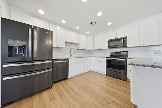 Building Photo - 3540 E Voltaire Dr