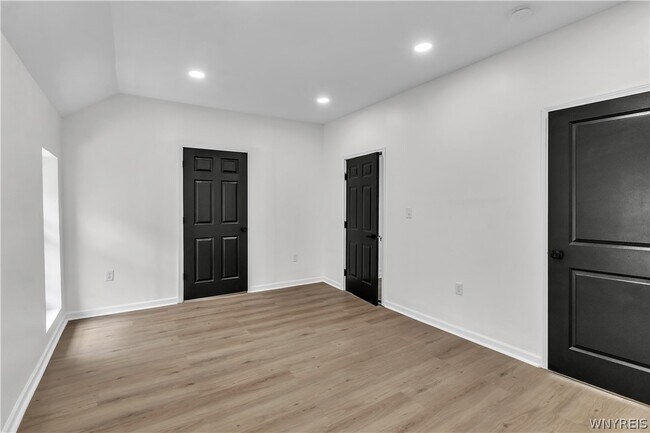 Building Photo - 545 Niagara St
