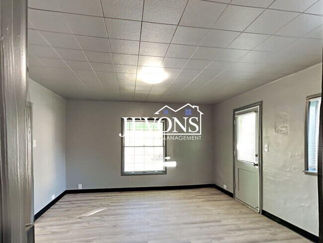 Building Photo - Your Next-Door Deal: Rent Ready!