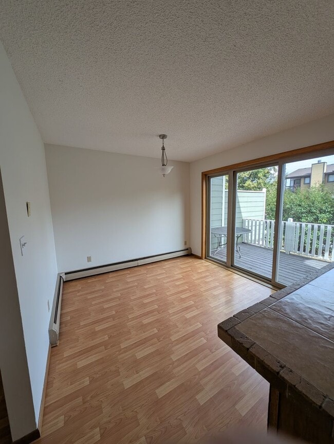 Building Photo - Cute 3 Bedroom Condo w/ Bonus Room - Walki...
