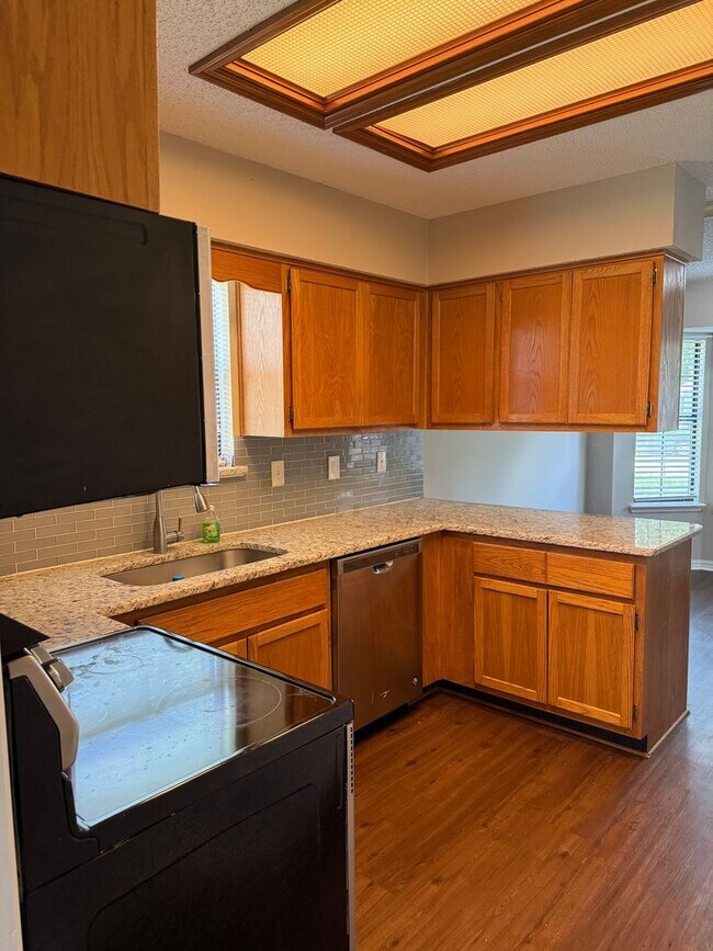 Building Photo - 3 Bed 2.5  Bath TWO Story Home