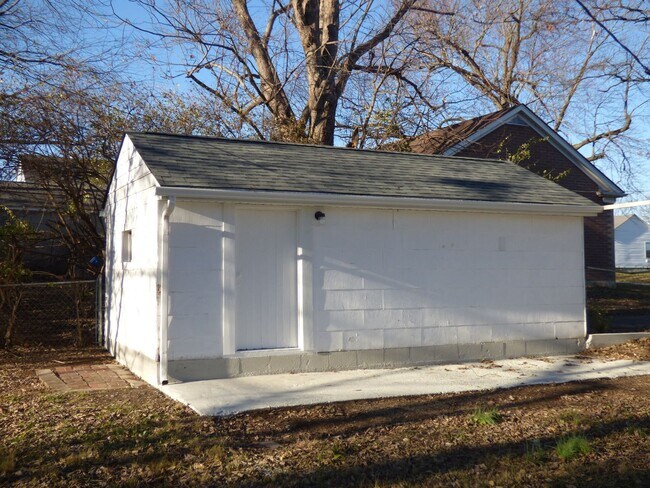 Building Photo - 206 Broadview Dr