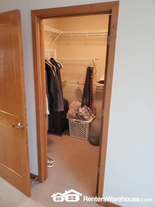 Building Photo - 2 Bedroom, 4 Bath Townhouse in a Great Riv...