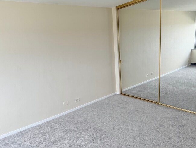Building Photo - 555 W Cornelia Ave