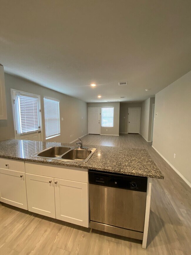 Building Photo - Move in Ready 3 bd/2 ba with bonus rooms!