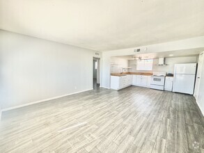 Building Photo - Newley Renovated 2 bed, 1 bath Upstairs Co...