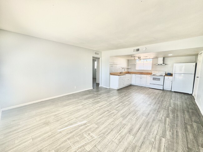 Primary Photo - Newley Renovated 2 bed, 1 bath Upstairs Co...