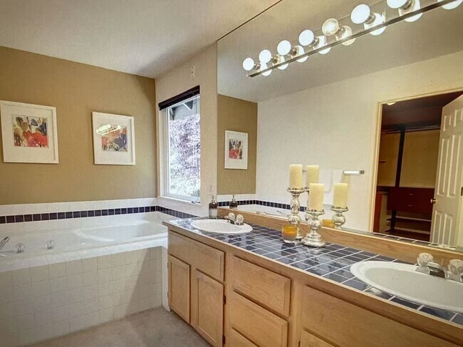 Building Photo - Beautiful 4-bed, 3-bath + 1 office house i...