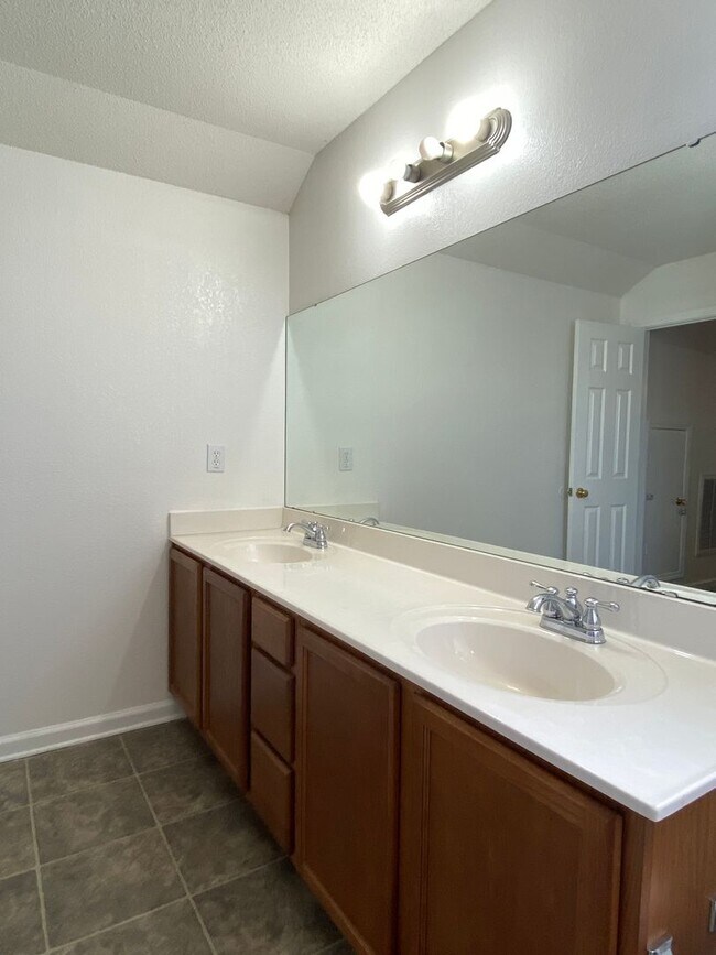 Building Photo - Adorable 3 Bedroom 3 Bath in Preston Green