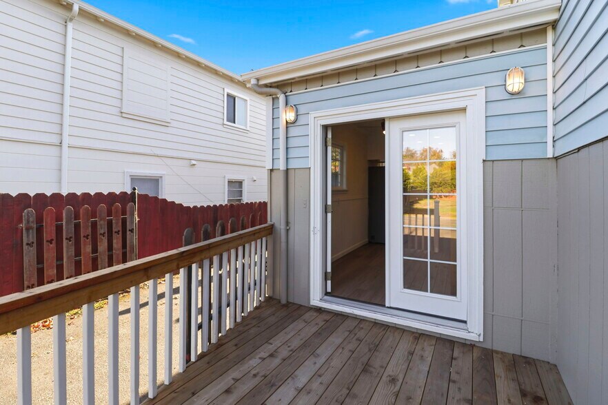 Building Photo - 740 Laurel Ave