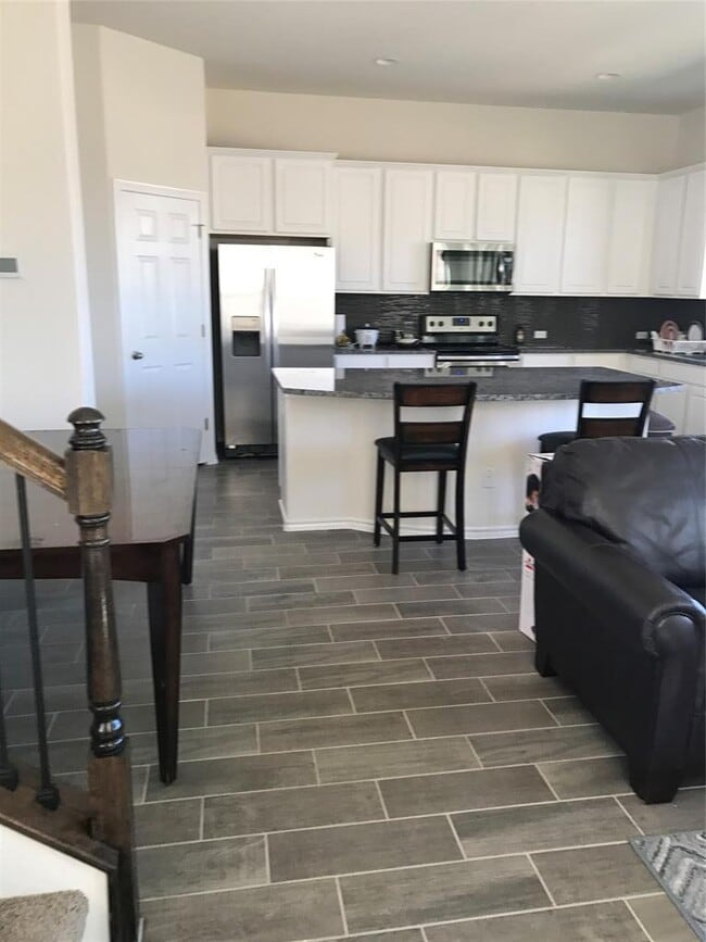 Building Photo - 2105 Town Centre Dr