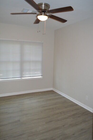 Building Photo - 1235 E 55th St