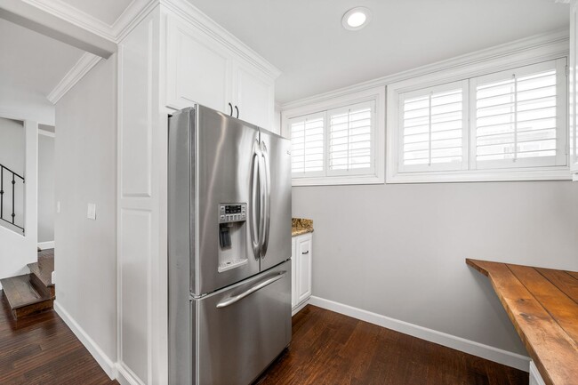 Building Photo - Upgraded 3 bed 2.5 bath Townhome in Newpor...