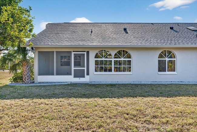 Building Photo - 2 Bedroom 2 bath Oversized Duplex with 2 Car Garage