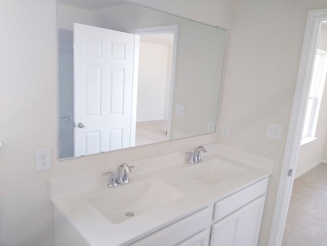 Building Photo - 3bed/2.5bath House For Lease! Available NO...