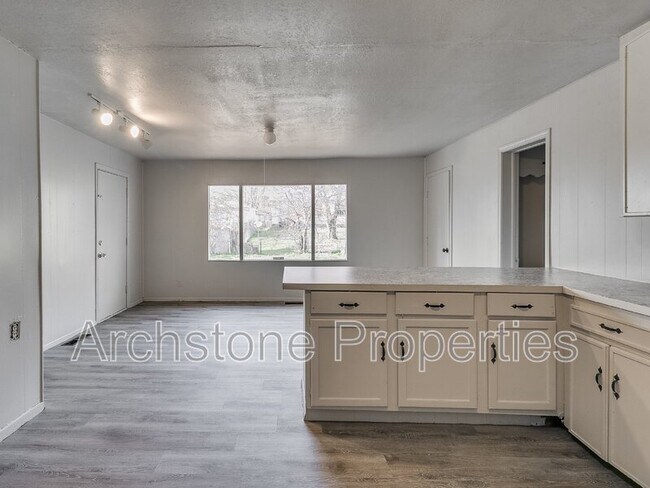 Building Photo - 937 N Locust Ln