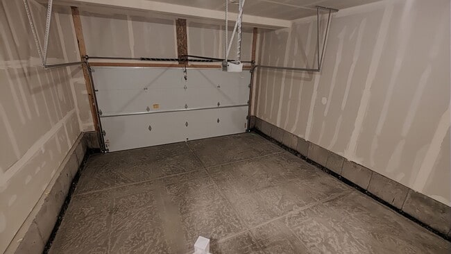 Building Photo - 4 Bed Town Home for Rent in Riverton