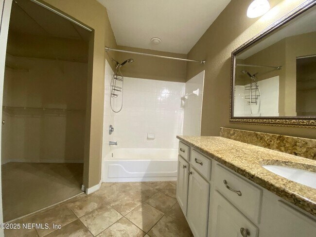 Building Photo - 13700 Richmond Park Dr N