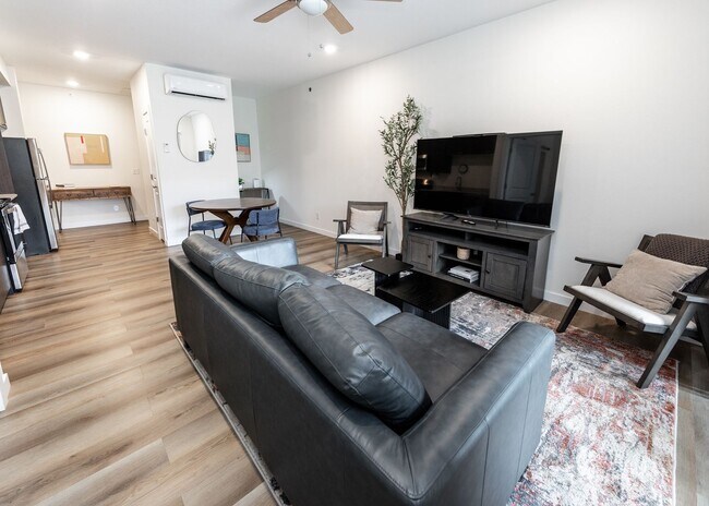 Building Photo - Top Floor 1 Bed with amazing Mt. Views near Nature