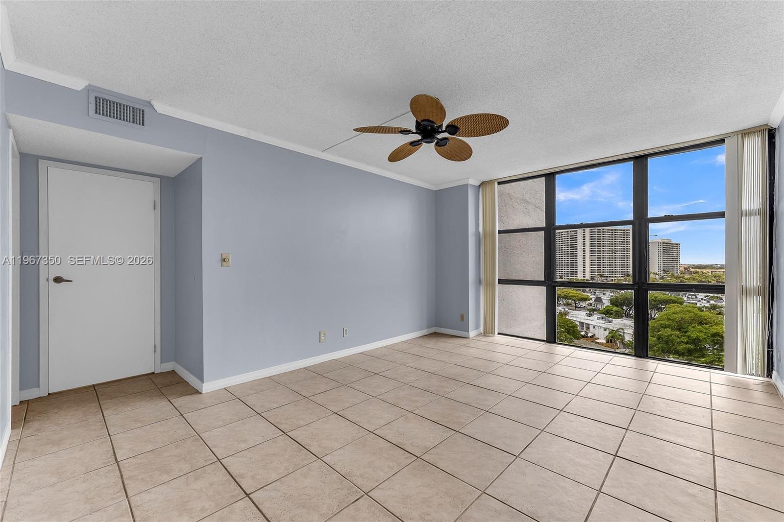 Building Photo - 800 Parkview Dr