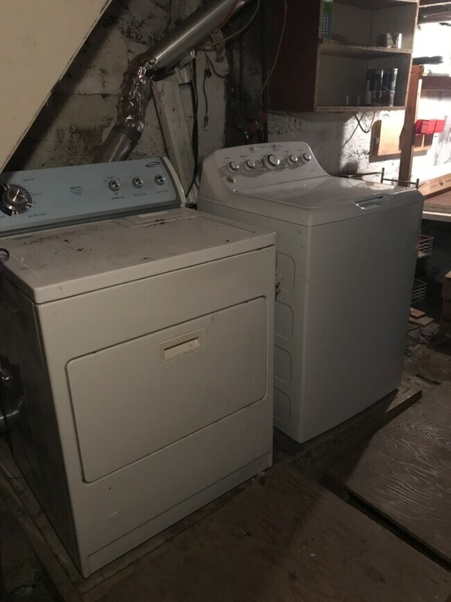 Building Photo - 2 Bedroom half double in N. end of Wilkes Barre