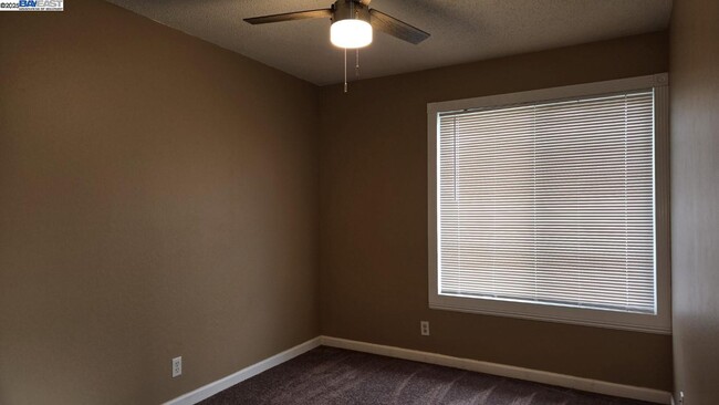Building Photo - 574 Oriole Ave