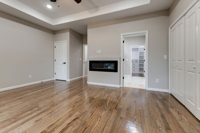 Building Photo - 271 Garry Dr