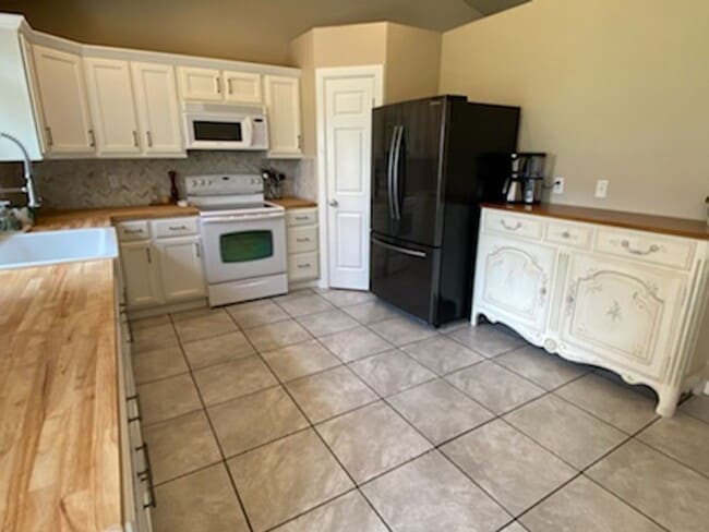 Building Photo - Sunny and spacious 3 bed, 2.5 bath house with living and family room, with huge back yard!
