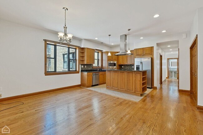 Building Photo - 4544 N Western Ave