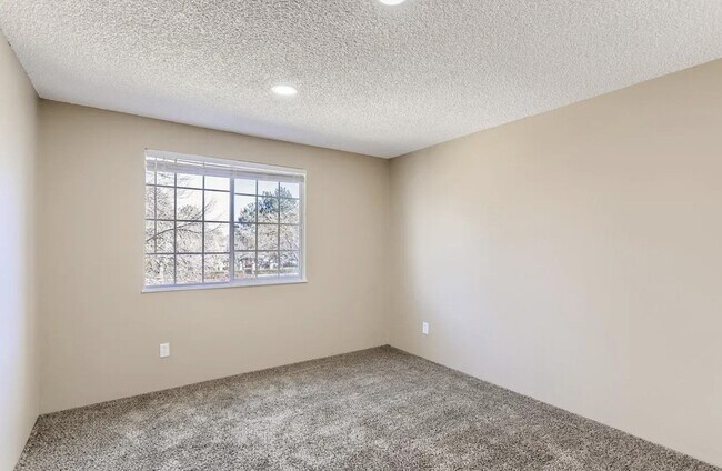 Building Photo - 14161 E Jewell Ave