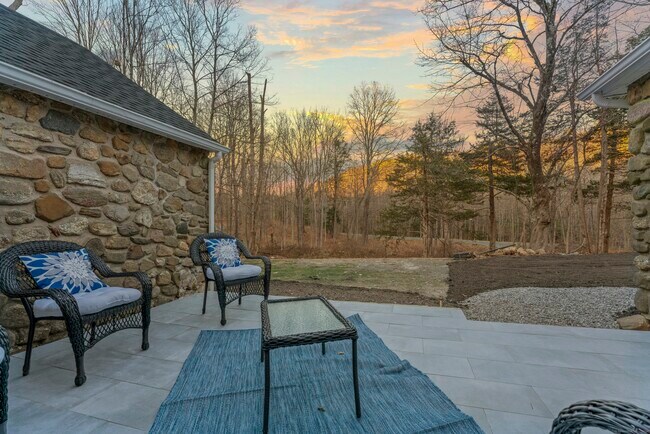 Building Photo - 45 Westledge Rd