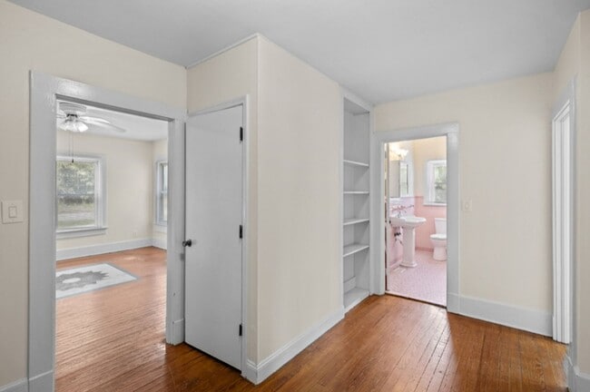 Building Photo - Vintage Charm, 4 BR, Spacious, Close To Ev...