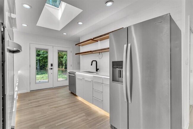 Building Photo - 2605 McKinnon Dr