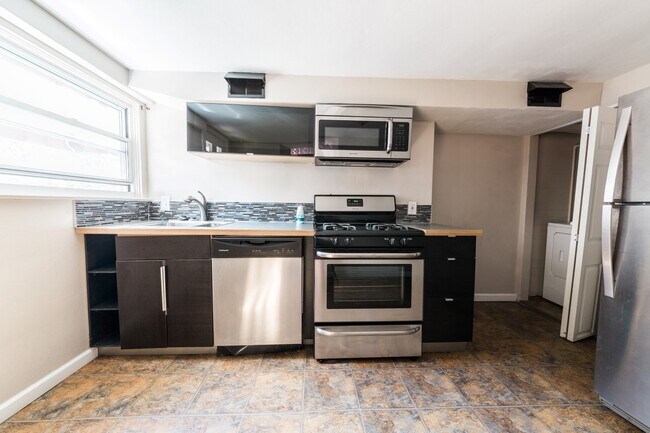 Building Photo - AVAILABLE JUNE 2026 - 2 Bedroom Home w/ loft in Prime MT. WASHINGTON Location!