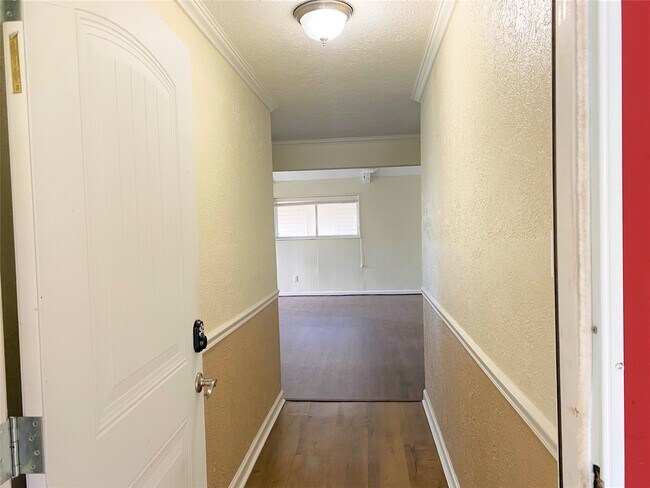 Building Photo - 803 Dogwood Ln