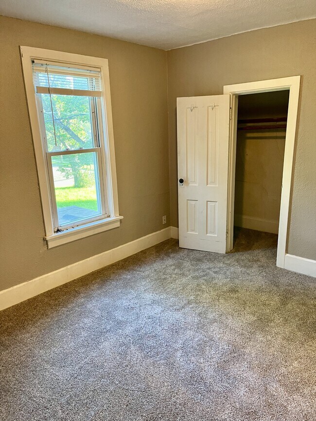 Building Photo - 729 W Cavour Ave